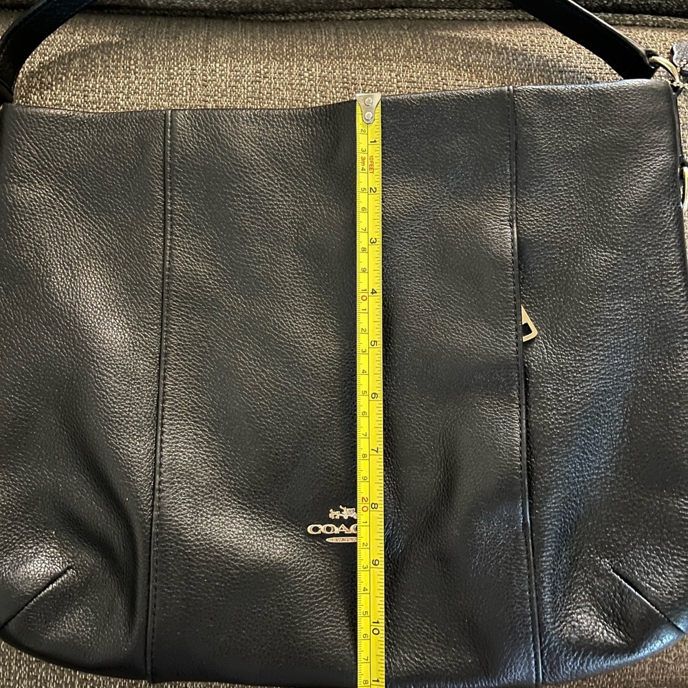 Coach Black Leather Shoulder Bag with Timeless Design - Picture 9 of 10